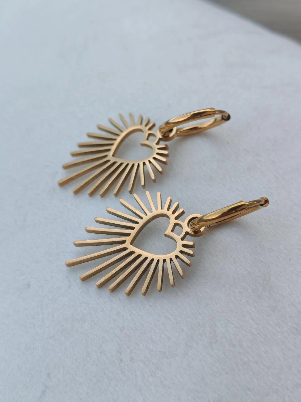 Boucles d'oreilles dorées coeur rayonnant Acier